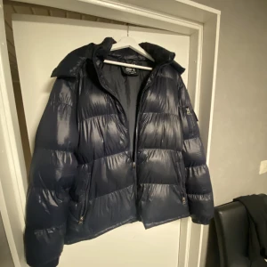 Herrjacka  - En bra och snygg vinterjacka som tyvärr är lite för stor för mig personligen (Storlek L men funkar för M om man gillar lite oversize). Skön och varm.🙂