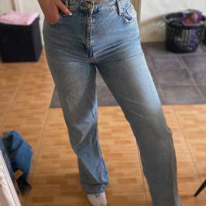 Superfina wide jeans, sitter perfekt men tyvärr aldrig använda.   Strl M/L  