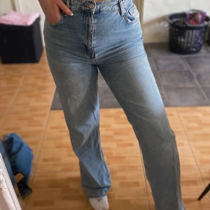 Jeans  - Superfina wide jeans, sitter perfekt men tyvärr aldrig använda.   Strl M/L  