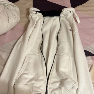 Kofta tommy hilfiger - Jag säljer den här koftan eftersom den blivit mindre på mig har knappt använt bara hemma  Helt ny om ni vill ha fler bilder kontakta mig  Pris kan diskuteras 