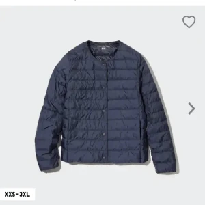 Blå uniqlo jacka - Säljer då jag inte använder den längre, nyskick. Storlek M men passar S/xs Nypris 800kr 💕