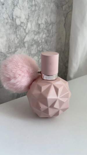 Säljer denna parfym eftersom att jag blir yr av lukten den är knappt använd.😊
