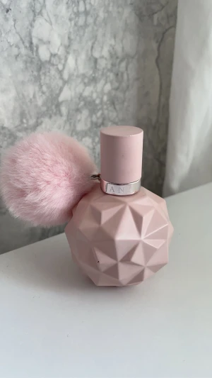 Ariana Grande Parfym - Säljer denna parfym eftersom att jag blir yr av lukten den är knappt använd.😊
