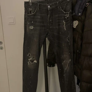 Äkta dsquared2 jeans - Säljer min äkta dsquared2 jeans på grund av att dom ej kommer till användning 