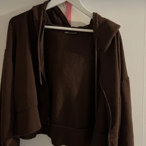 Zara kofta - fin kroppad kofta ifrån Zara som inte heller kommer till någon användning. 200kr + frakt strl L men passar M snabb affär