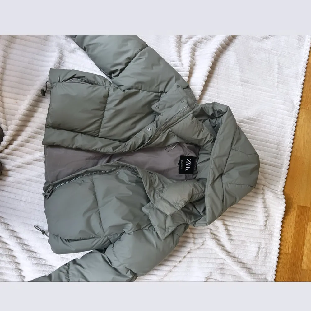 Säljer min fina puffer jacket från Zara, använd högst två gånger därav säljer jag den, inga defekter som ny✨ pris kan diskuteras🤍. Jackor.