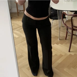 Lågmidjade kostymbyxor - Svarta lågmidjade kostymbyxor som är köpta här på plick men som både är för små och kort för mig, bilderna är lånade💗