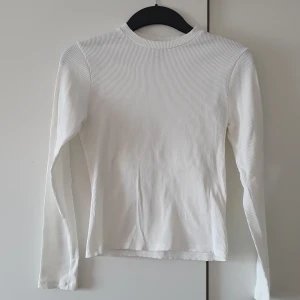 NLYtrend topp  - Vit oanvänd/nyskick vit topp  Strl Medium  180kr 