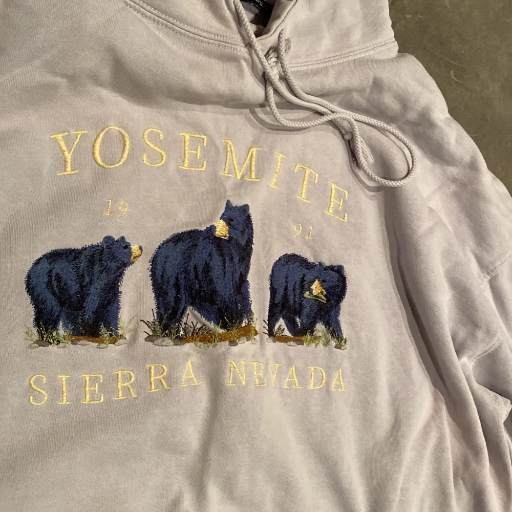 Brandy Melville, lilla oversized hoodie med Yosemite-bear tryck, fint skick, stl: One size/oversized. Hoodies.