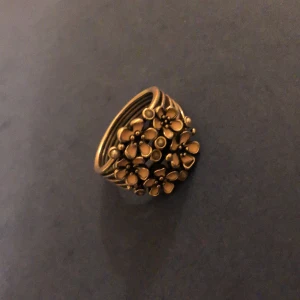 Pandora ring - Väldigt väldigt fin Pandora ring som knappt använts pgv fel storlek. Älskar ringen och har en fin blom bouquet. Gjord av äkta silver så klart. Vintage och säljs inte längre!