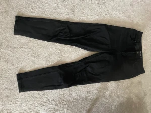 Svarta jeans - Använda men bekväma och fina jeans i mom slim stil.