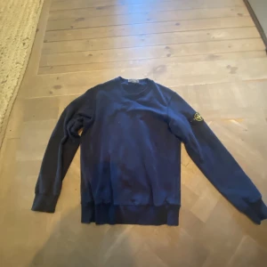 Stone island sweater  - Tja, säljer denna jätte snygga stone island tröjan i storlek S. Skicket är 8/10 och säljer för att den inte kommer till användning 