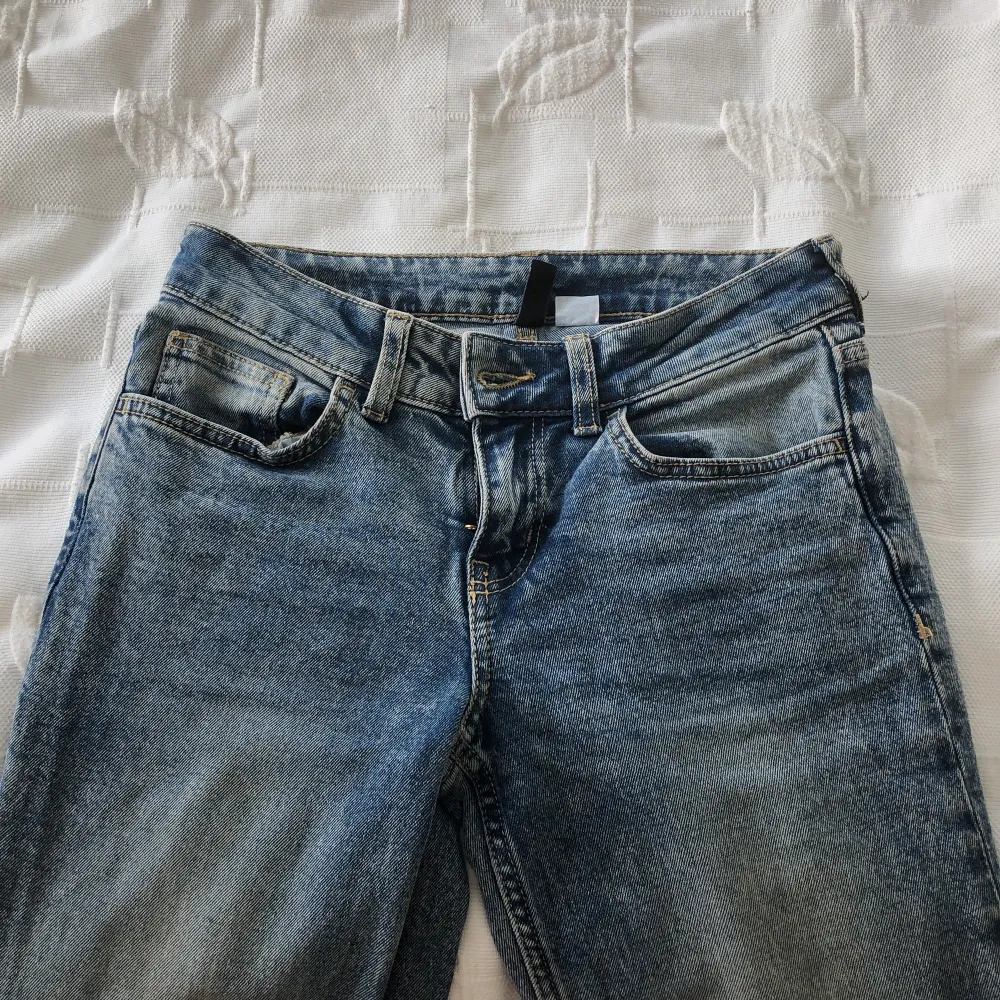 Säljer dessa lågmidjade bootcut jeans ifrån H&M då den är för små💗är i jättefint skick. Jeans & Byxor.