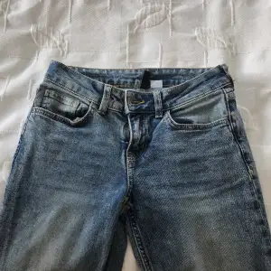 Säljer dessa lågmidjade bootcut jeans ifrån H&M då den är för små💗är i jättefint skick
