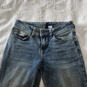 Lågmidjade jeans - Säljer dessa lågmidjade bootcut jeans ifrån H&M då den är för små💗är i jättefint skick