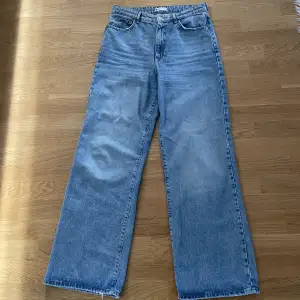 Blåa jeans från Gina Tricot i storlek 42 (M/L) - Knappt använda - Köparen står för frakten - Inga returer - Betalning via köp direkt 