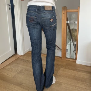 Lågmidjade jeans - Coola lågmidjade jeans köpta secondhand.