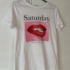 T-shirt med tryck  - Aldrig använd har bara legat i garderoben och tagit plats. 🩷 Lappen sitter kvar.  