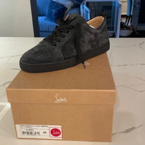 Loubetins utan taggar - Kvitto box med följs på bilden storlek 40 har andra storlek 42 och mer skriv via intresse