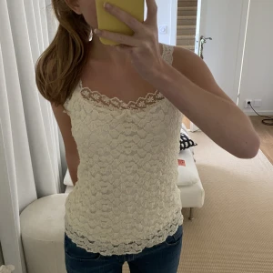 Topp - Så fin topp med söta detaljer💛vaniljvit färg 