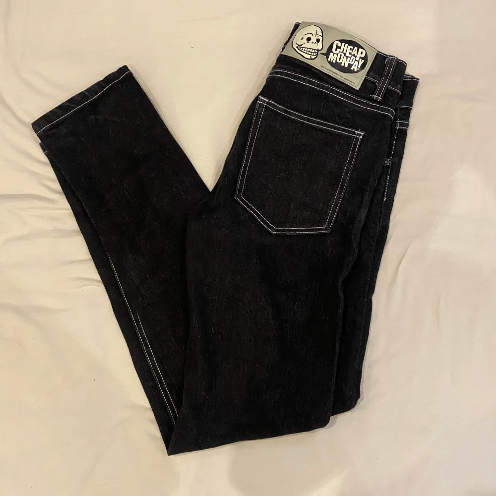 SKIT SNYGGA cheap monday Jeans⚡️⚡️straight med låg midja 30/32 , midja 77cm yterben 102cm innerben 75cm. Jeans & Byxor.