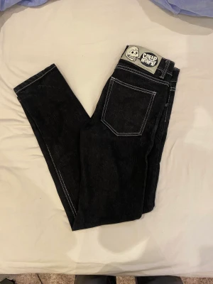 Cheap monday jeans - SKIT SNYGGA cheap monday Jeans⚡️⚡️straight med låg midja 30/32 , midja 77cm yterben 102cm innerben 75cm