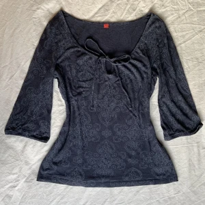 70-talstopp!💋 - En assöt mörkblå hippietopp med ljusblått mönster! Den har två snören framtill som går att knyta eller styla som en vill!💋