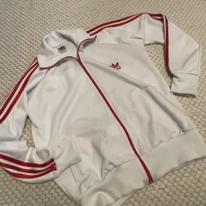 adidas zip up - adidas träningströja / jacka! så snygg men inte min stil, passar s/m