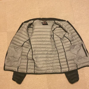 Colmar jacka  - Colmar jacka som är grön, utan defekter. Ny pris 3000kr, mitt pris 1300. Storlek small. Haft över en vinter och säljer nu pga att jag ska köpa en annan jacka. 