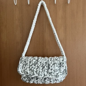 Virkad väska - Här är en väska jag själv har virkat. Har använt den 1-2 gånger! Skriv om ni är intresserade av fler bilder💕