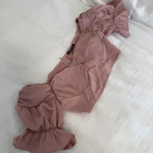 Söt topp - Söt rosa topp med puffärmar och volanger. Använd 1 gång.