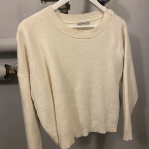 Stickad tröja - Säljer en så fin vit stickad som är i ganska bra skick, köpt för 399 men säljer för 169 plus frakt. Stlk S