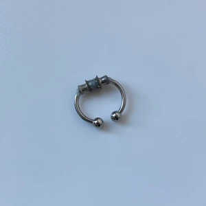 Fejk septum magnet - Smidig septum att sätta i näsan! Om du är osäker på att pierca dig eller inte känner för att ha septum hela tiden är den här perfekt! Standard 1,2 mm tjocklek. Två kulor och två koner medföljer så du kan ändra själv vad som passar dig bäst :)