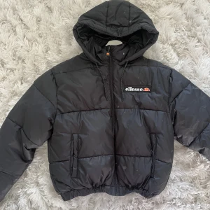 dunjacka ELLESSE - en croppad dunjacka från Ellesse i storlek 36, den är i ett mycket bra skick🥰