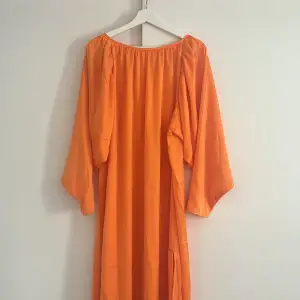 Säljer denna Abayaliknande klänningen från H&M (aldrig använd). Den är superfin och har öppen rygg. Köpt för 179kr, säljer för 90kr + frakt🧡 Hör av er om fler bilder önskas!