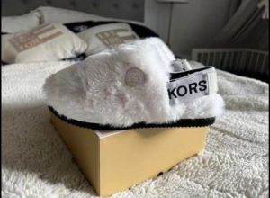 Michael Kors tofflor 37 - Michael Kors Mk vita päls tofflor   Tofflorna är Äkta MK  Storlek 37  Oanvända med plasten under  Med original kartonger från Michael Kors butiken i MOS. Finns i sköndal Kan levereras och skickas mot 