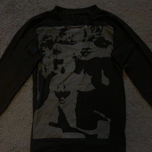 Långärmad svart printed y2k tröja - Säljer min svarta y2k tröja i storlek M då jag bytt stil. Aldrig använd. 