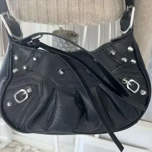 En snygg svart väska med silvriga detaljer