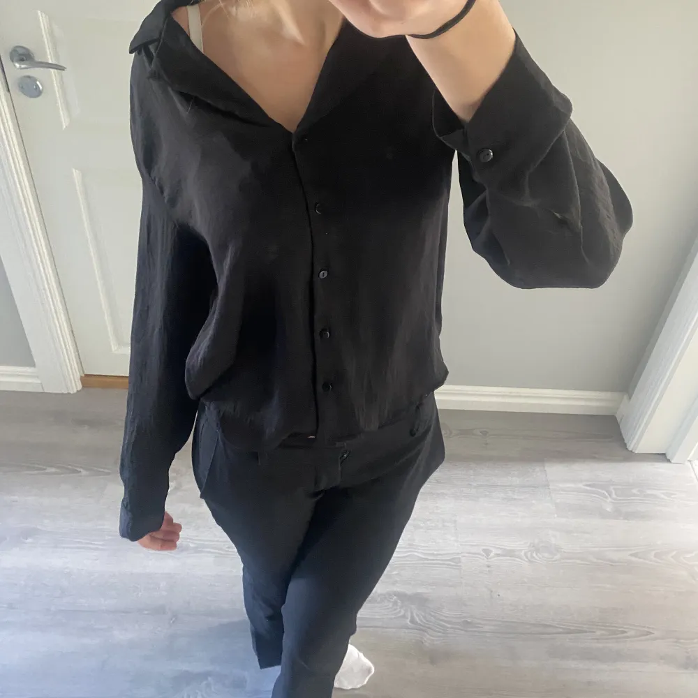 En svart fin blus från Veromoda, använt några gånger men är som ny. . Puserot.