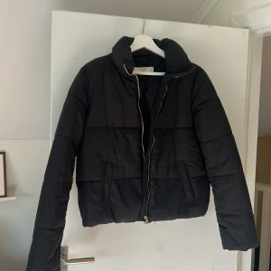 Dunjacka  - Dunjacka använd några gånger men är i nyskick. Från märket Jacqueline de Yong köpt på VeroModa. Storlek S men funkar även för M.