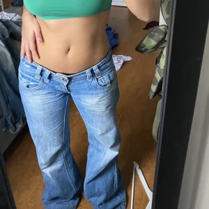 lågmidjade byxor  - ett par ass snygga lågmidjade baggy jeans som inte kommer till användning,  midjemått 40cm tvärsöver och innerbenslängden är 77cm 