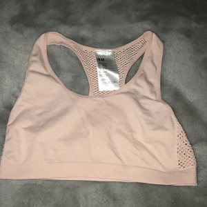 Sport toppar från H&M - Toppar som säljs i par. Grön och Rosa. Från H&M, Dom sköljdes i par i butiken. Om du är interesserad av bara ett av topparna så funkar det isåfall får du kontakta mig! Båda är i storleken 158/164. Ända skillnaden mellan dom är färgen.