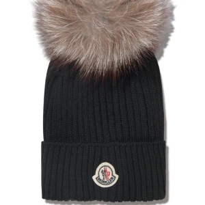 Moncler mössa  - Säljer den för den inte kommer till användning