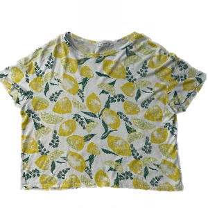  tröja med mönster - Har används ett flertal gånger och har tecken på användning. Den är fortfarande i gott skick! Skriv om du har frågor! :)