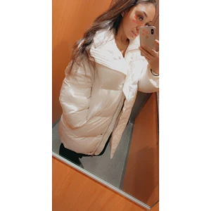 Vit dunjacka - Att ha på sig den här dunjackan är som att ha kvar sitt duntäcke runt sig 🤤 Är så skön och mysig! Har alltid fått komplimanger om den här jackan.