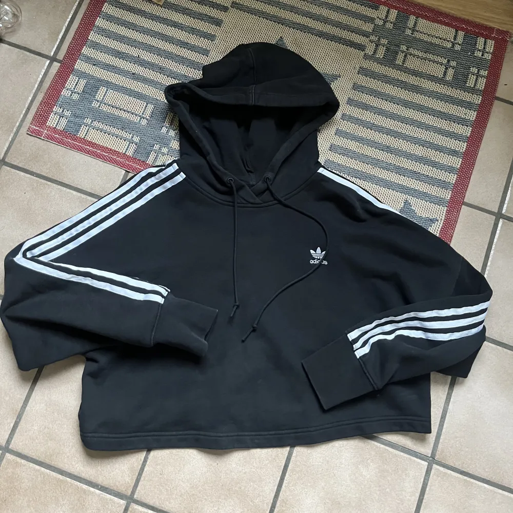 Cropped Adidas Hoodie i väldigt bra skick. Den är i storlek 32 och brukar själv vanligtvis bära runt storlek S . Hoodies.