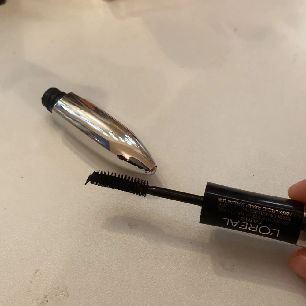 Loreal False Lash Superstar mascara. Den gör fransarna långa och ger volym. Den ena sidan e primer o den andra mascara. Använd ett par gånger. Om man swishar utanför appen kan man få frakten för 15kr istället för 29kr. Skönhet.