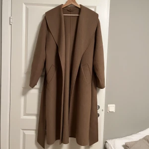 Brun kappa - Säljer min sjukt snygga kappa av ull, jag har använt den 1 vinter och den är perfekt till höst/vinter! Den är lite oversized. Bra kvalitet och nypriset ligger på 1999 Skriv för mer bilder🩷