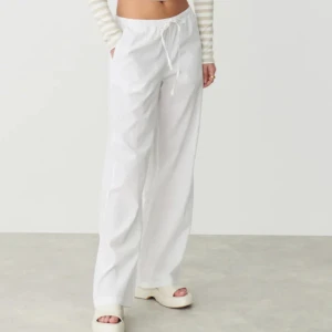 Linnebyxor  - Vita Gina tricot linnebyxor, säljer eftersom jag inte använder dom längre.💕köp gärna med direkt.