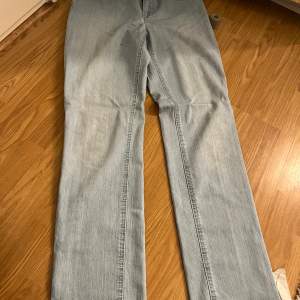 Lågmidjad straigt jeans med skit snygga fickor